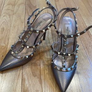 Valentino caged pump